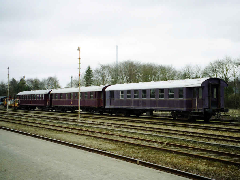 電車 / Train 13